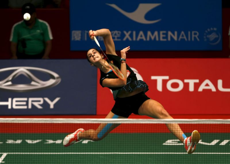 © Reuters. Spain's Carolina Marin hits a return to South Korea's Sung Ji-Hyun during their semifinal women singles badminton match at the BWF World Championship in Jakarta