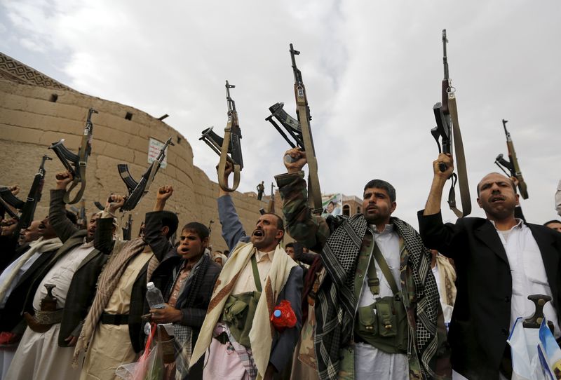 © Reuters. مقاتلون مناهضون للحوثيين يسيطرون على محافظة شبوة باليمن