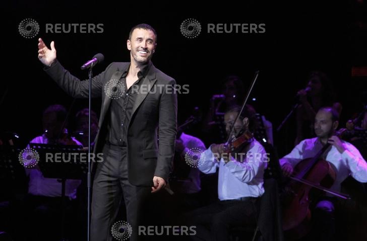 © Reuters. قيصر الغناء العربي كاظم الساهر يبدع في مهرجانات بيت الدين اللبنانية