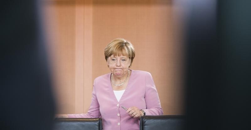 © Reuters. La incertidumbre sobre el rol del FMI en el rescate a Grecia eleva los riesgos para Merkel