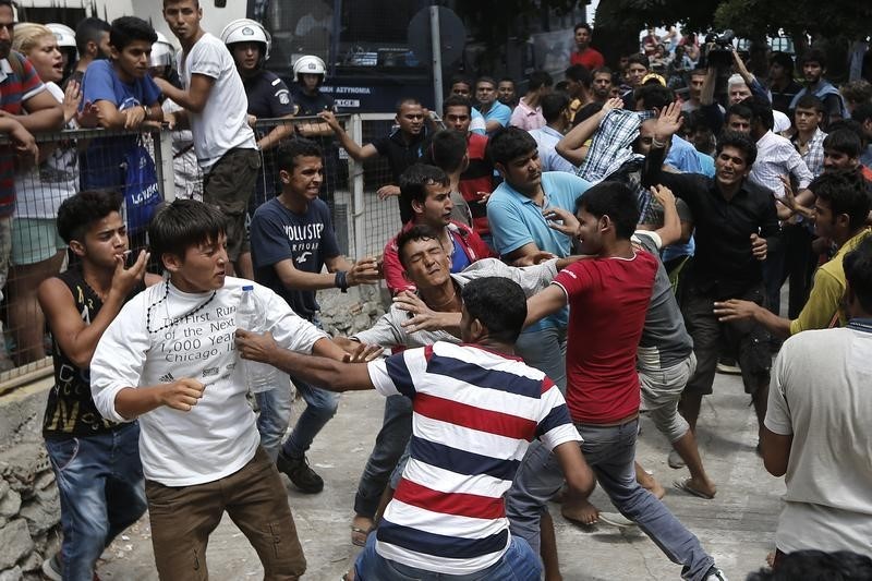 © Reuters. مشاجرات بين مهاجرين على جزيرة يونانية