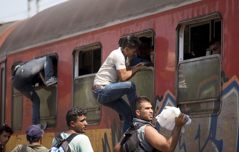 © Reuters. الفوضى تعم محطة قطارات تكتظ بالمهاجرين واللاجئين في مقدونيا