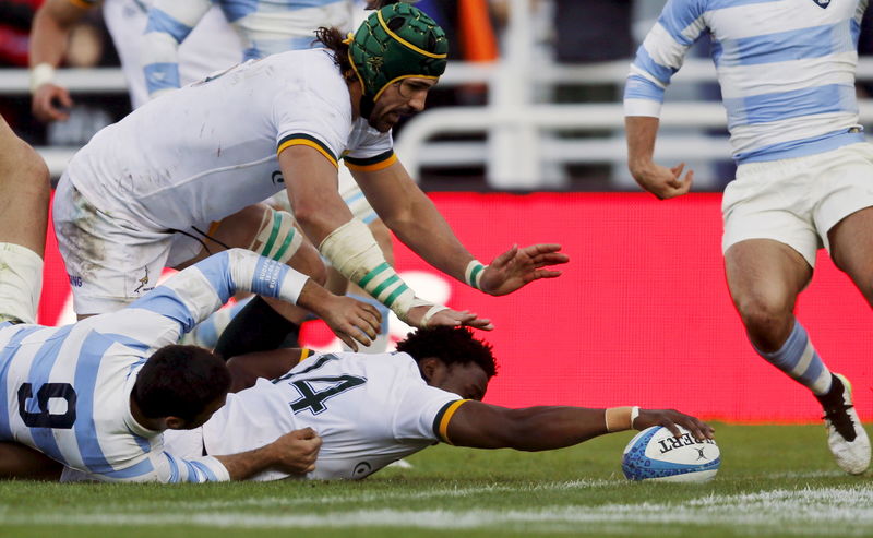 © Reuters. South Africa's Mvovo scores a try under pressure from Argentina's Landajo and next to teammate Matfield during their rugby union test match in Buenos Aires