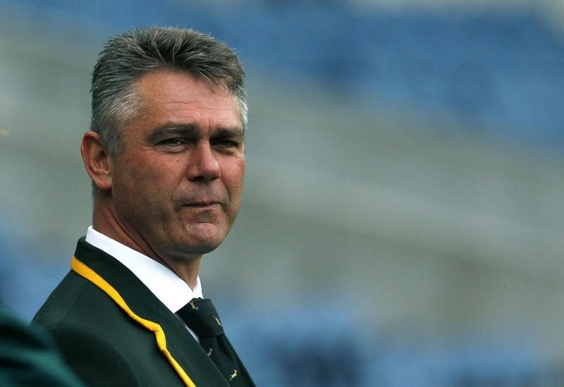 © Reuters. South Africa head coach Heyneke Meyer watches his players during their 'Captain's Run' training session, ahead of their Autumn Test rugby union match against Scotland, at Murrayfield Stadium in Edinburgh