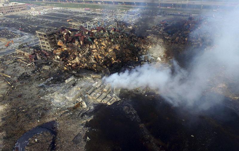 © Reuters. Las víctimas en Tianjin ascienden ya a 112, preocupan bomberos desaparecidos 