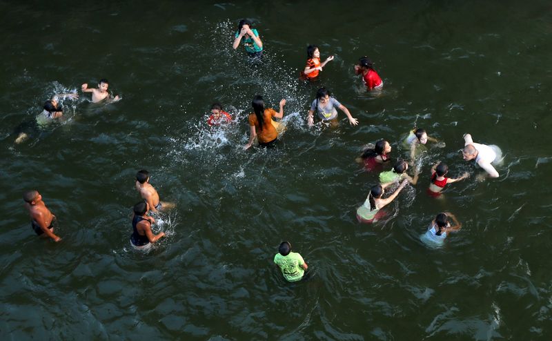 © Reuters. ثلاث وفيات جديدة جراء الموجة الحارة في مصر وعدد الضحايا يصل إلى 95