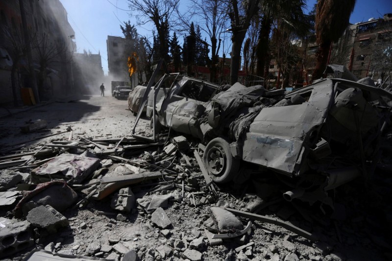 © Reuters. نشطاء: ضربات جوية قرب دمشق تقتل 58 شخصا على الأقل