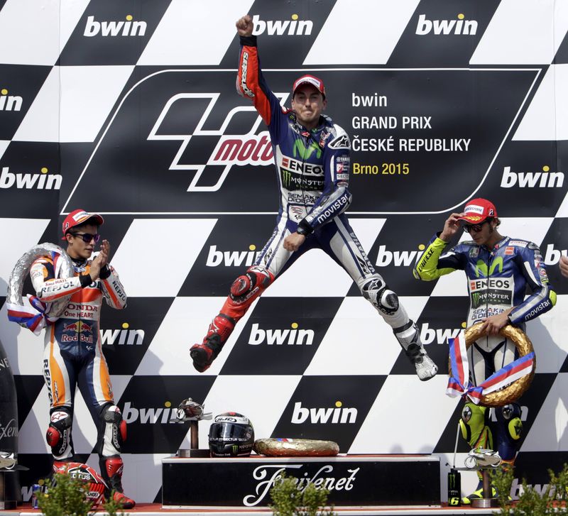 © Reuters. Lorenzo consigue el liderato en MotoGP tras ganar en Brno 