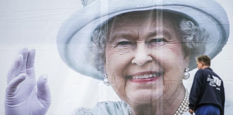 © Reuters. Imagen de archivo. Cartel de la Reina Isabel II sobre la Universidad Técnica de Berlín  