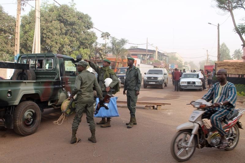 © Reuters. اتهامات متبادلة بين انفصاليين ومليشيا موالية للحكومة في مالي بعد اشتباك