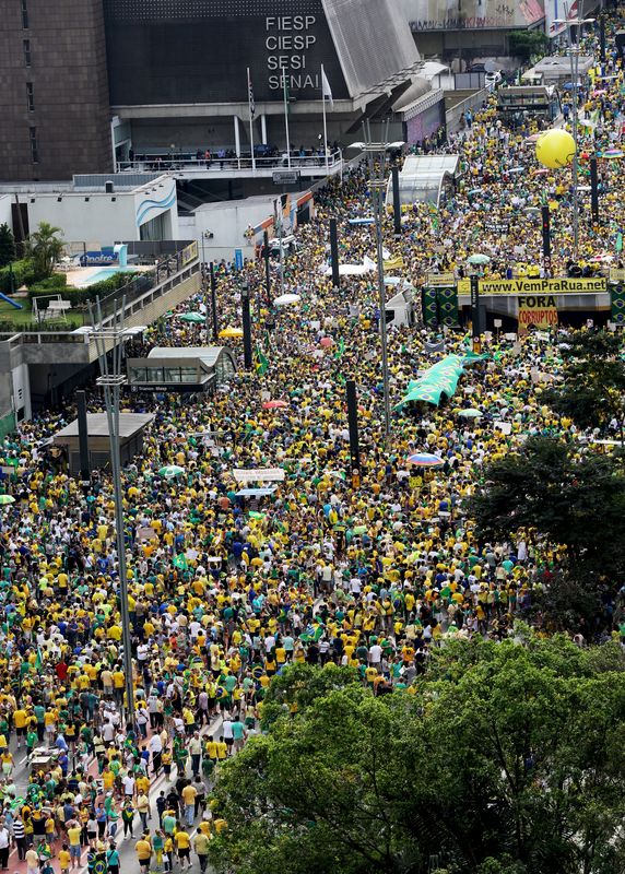 © Reuters. احتجاجات في البرازيل للمطالبة بعزل الرئيسة روسيف