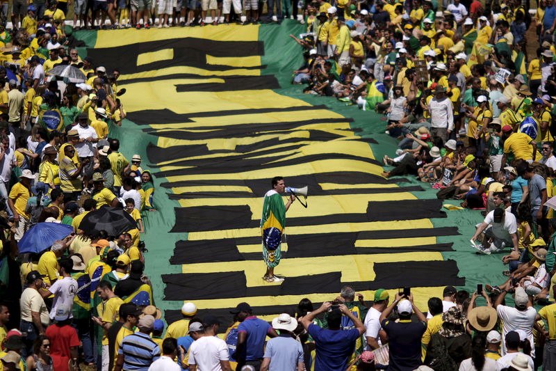 © Reuters. Las manifestaciones en Brasil mantienen presión sobre Rousseff