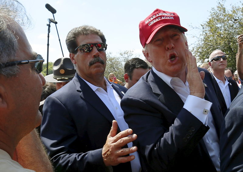 © Reuters. Trump subiría el coste de las visas para pagar el muro con México