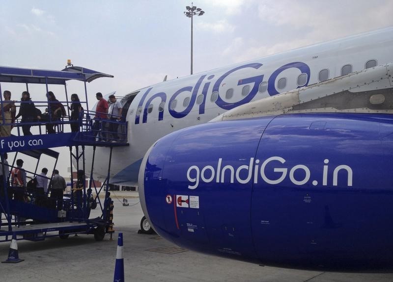 © Reuters. Passengers disembark from an IndiGo Airlines A320 aircraft at Bengaluru International Airport in Bangalore