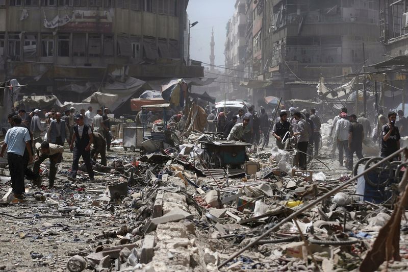 © Reuters. La cifra de muertos en un ataque aéreo en Siria ronda el centenar - activistas
