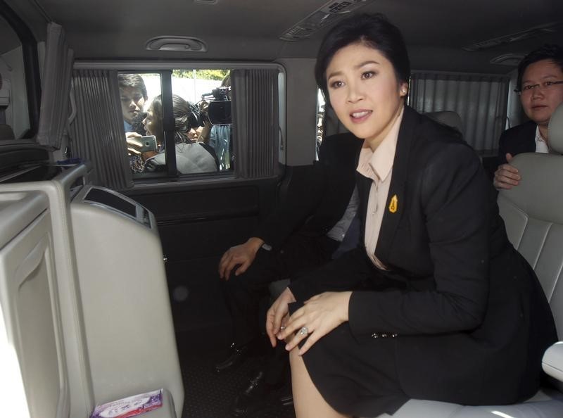 © Reuters. Ousted former Thai Prime Minister Yingluck Shinawatra sits in a van as she leaves the Supreme court in Bangkok