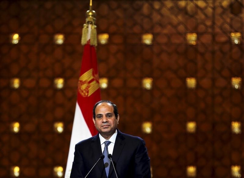 © Reuters. Egypt's President Sisi speaks during a news conference with Greek President Pavlopoulos in Cairo