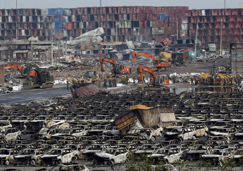 © Reuters. مصادر: ميناء تيانجين في الصين يستأنف عملياته بعد انفجاري الأسبوع الماضي