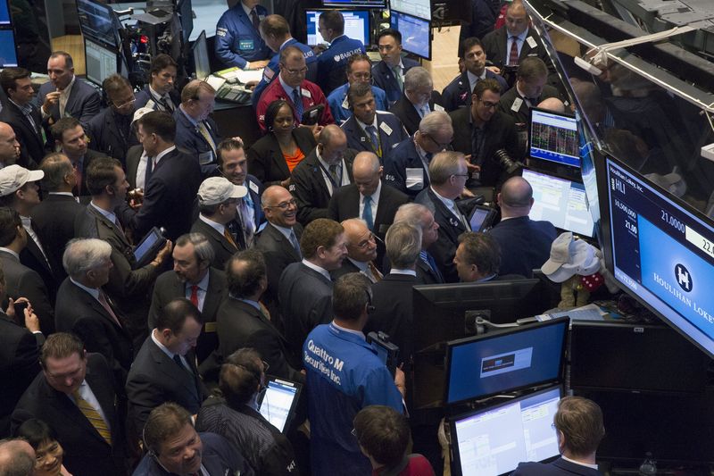 © Reuters. Traders, company executives and guests gather for the IPO of Houlihan Lokey, Inc., on the floor of NYSE