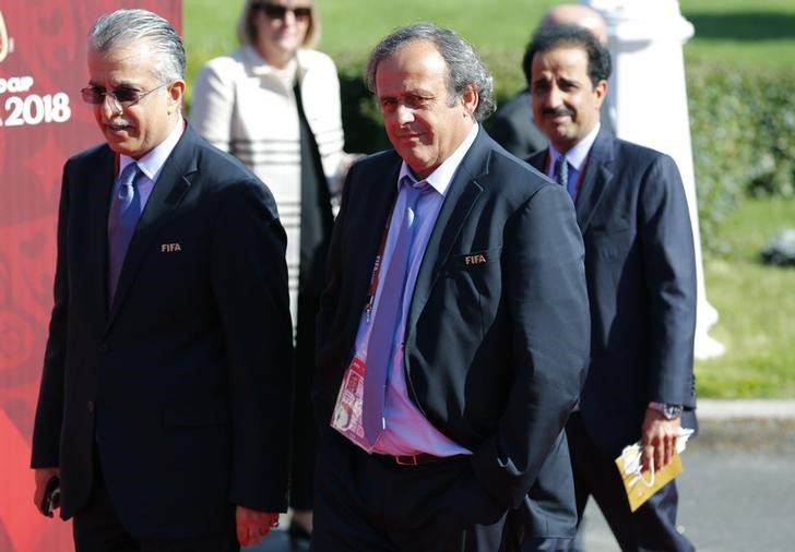 © Reuters. UEFA President Platini arrives for the preliminary draw for the 2018 FIFA World Cup at Konstantin Palace in St. Petersburg