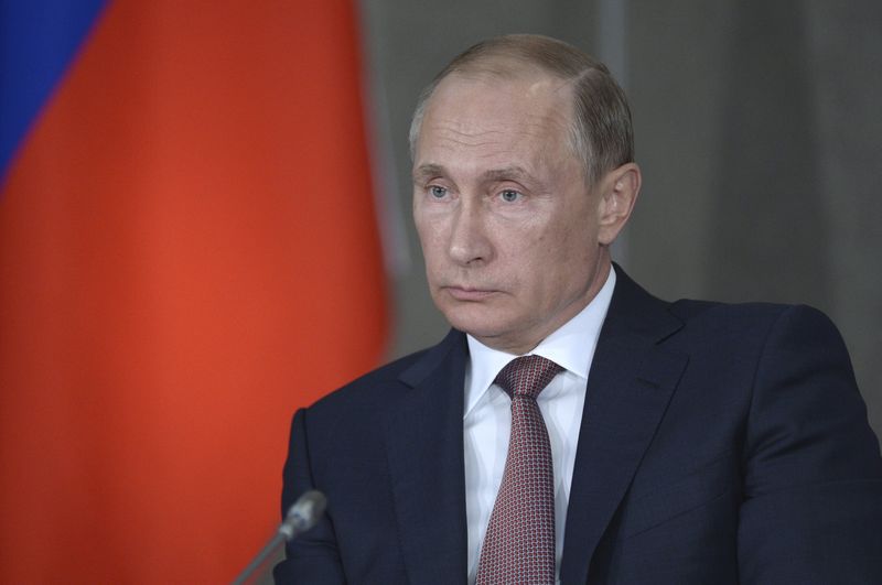© Reuters. الرئيس الأوكراني ينتقد زيارة بوتين للقرم