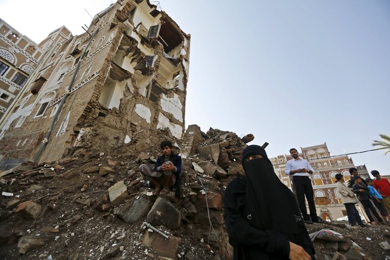 © Reuters. المدنيون يكتوون بنار الضربات الجوية في اليمن