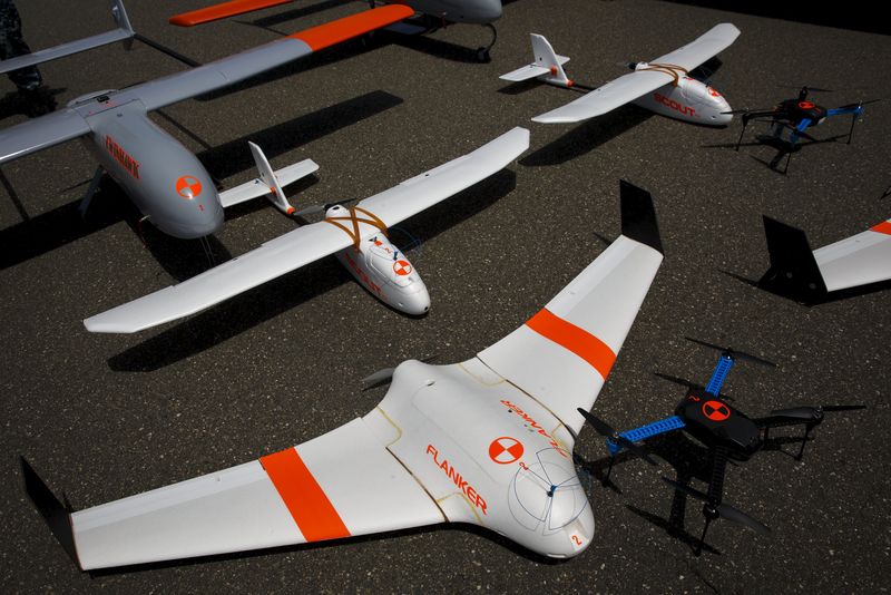 © Reuters. FireFlight UAS unmanned aerial vehicles TwinHawk, Scout, Flanker, and Hawkeye 400, are displayed on the tarmac during "Black Dart" at Naval Base Ventura County Sea Range, Point Mugu