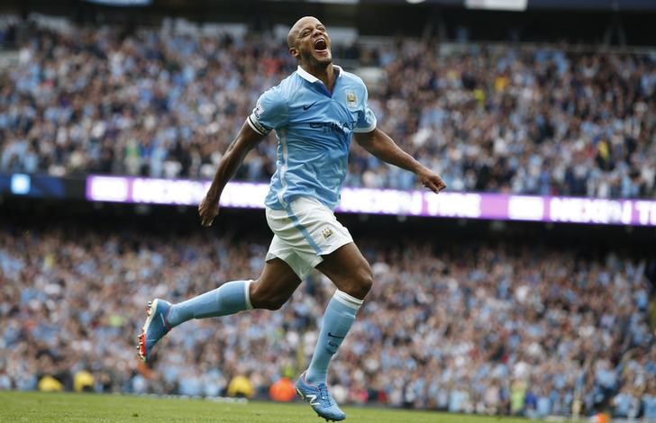 © Reuters. Zagueiro Vincent Kompany, do Manchester City, comemora gol marcado contra o Chelsea pelo Campeonato Inglês