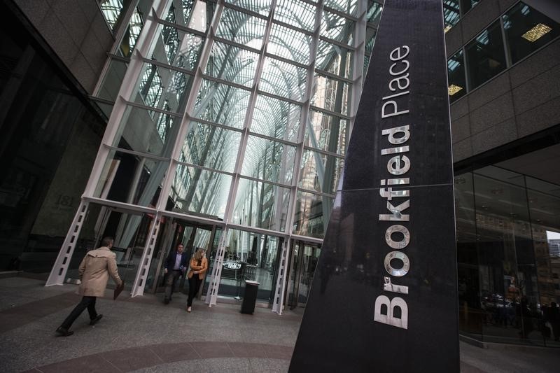 © Reuters. People walk to Brookfield Place off Bay Street on the day of the AGM for Brookfield Asset Management shareholders in Toronto