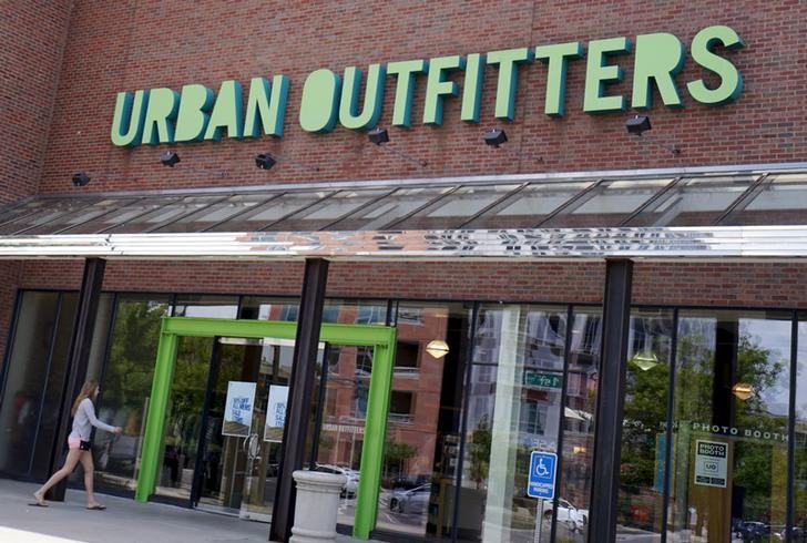 © Reuters. A customer enters the Urban Outfitters store in Denver