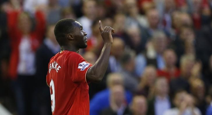 © Reuters. Christian Benteke comemora ao marcar gol para o Liverpool