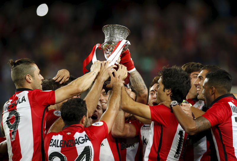 © Reuters. Jogadores do Athletic Bilbao levantam troféu da Supercopa da Espanha