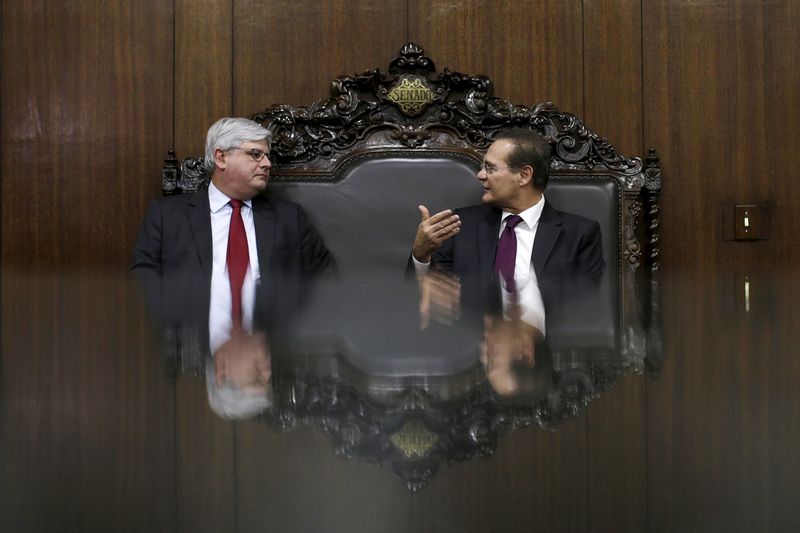 © Reuters. Presidente do Senado, Renan Calheiros (direita), conversa com o procurador-geral da República, Rodrigo Janot, durante reunião em Brasília