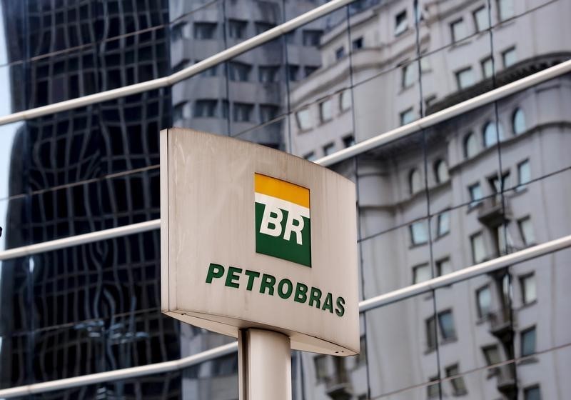 © Reuters. The Petrobras logo is seen in front of the company's headquarters in Sao Paulo