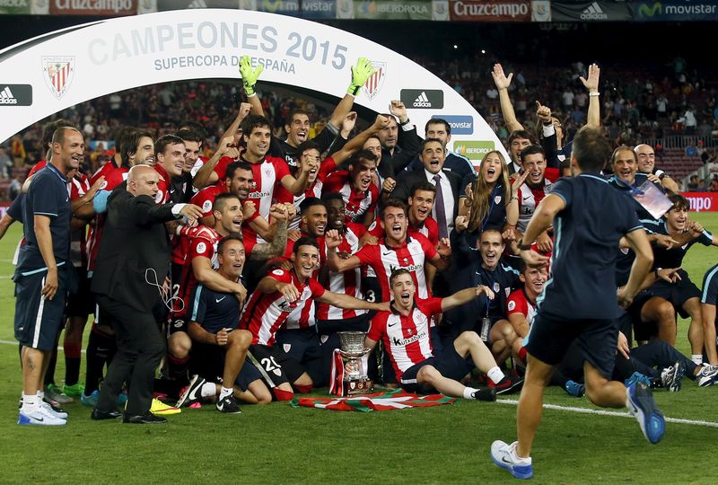 © Reuters. El Athletic Bilbao empata con el Barcelona y se lleva la Supercopa de España