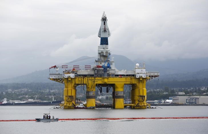 © Reuters. Нефтяная платформа Polar Pioneer компании Shell в Порт-Анджелесе 