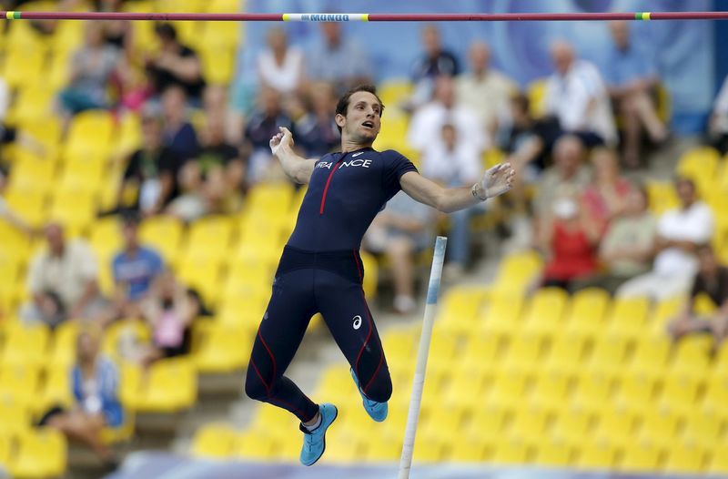 © Reuters. File photo of Lavillenie of France competing in the men's pole vault qualifying round during the IAAF World Athletics Championships at the Luzhniki stadium in Moscow