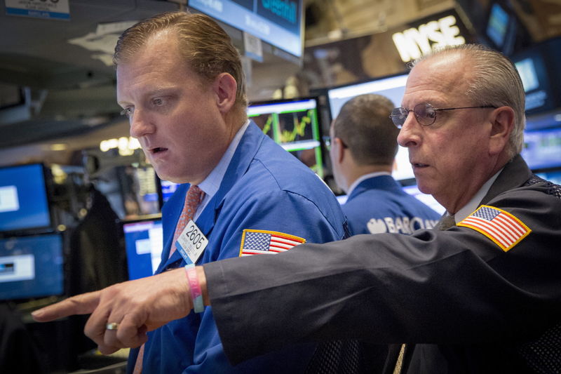 © Reuters. Traders work on the floor of NYSE