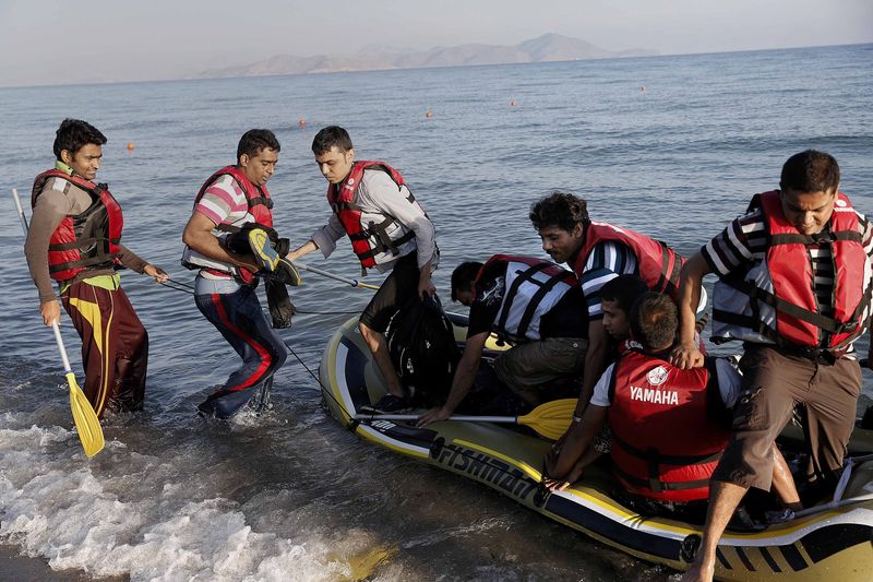 © Reuters.  Migrants from Pakistan arrive on a dinghy on the Greek island of Kos