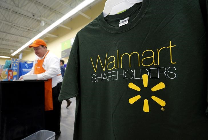 © Reuters. Walmart, utili trim2 deludono previsioni, abbassate stime 2016