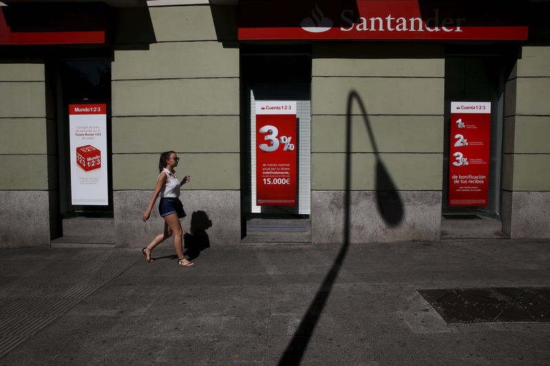 © Reuters. Linde advierte a la banca que actuará si cobra comisiones dobles
