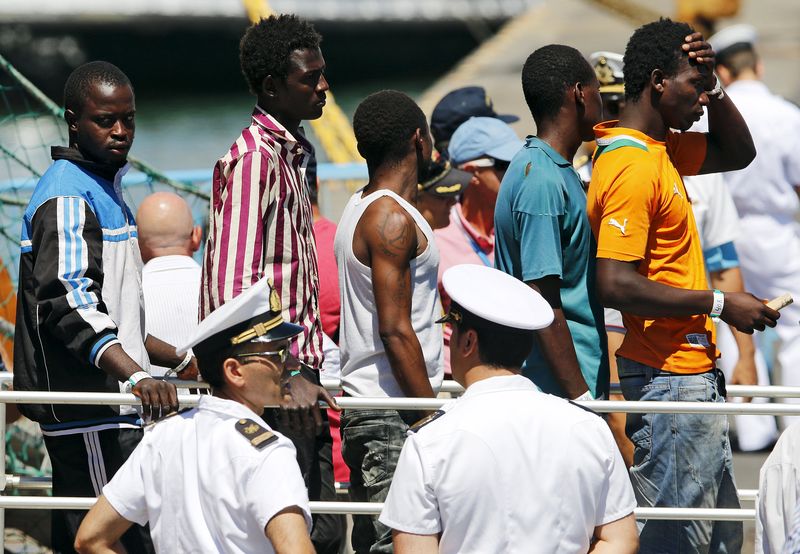 © Reuters. احتجاز ثمانية في إيطاليا بعد اختناق 49 مهاجرا في قارب مزدحم