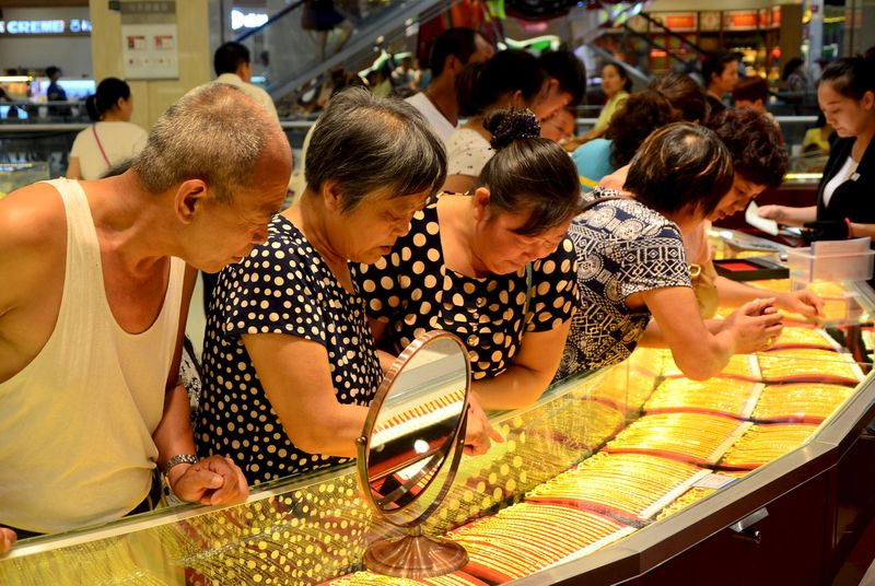 © Reuters. Покупатели в ювелирном магазине в Китае 