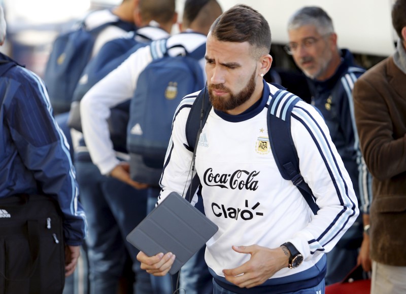 © Reuters. El Valencia dice que el posible fichaje de Otamendi por el City no les distrae