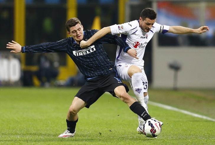 © Reuters. Inter Milan's Mateo Kovacic (L) challenges Fiorentina's Manuel Psqual during their Serie A soccer match at San Siro stadium in Milan