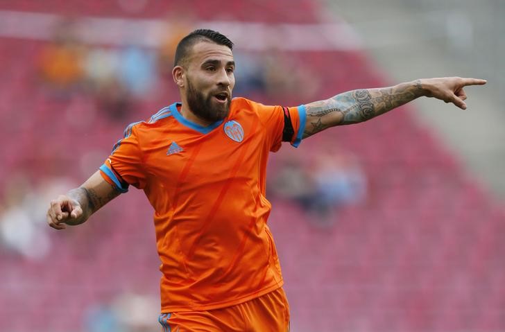 © Reuters. Zagueiro Nicolás Otamendi, do Valencia, durante amistoso contra o Porto em Colônia, na Alemanha