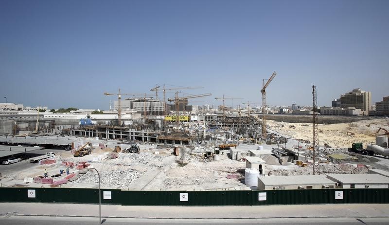 © Reuters. صحيفة: قطر ترجئ إصلاحات رامية لحماية أجور العاملين