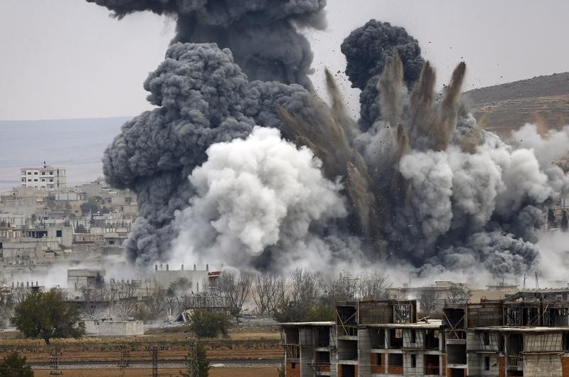 © Reuters. بيان: التحالف الذي تقوده أمريكا يوجه 20 ضربة جوية لتنظيم الدولة الإسلامية
