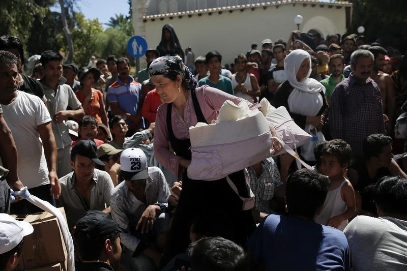 © Reuters. Imigrantes fazem fila para registro na ilha grega de Cós 