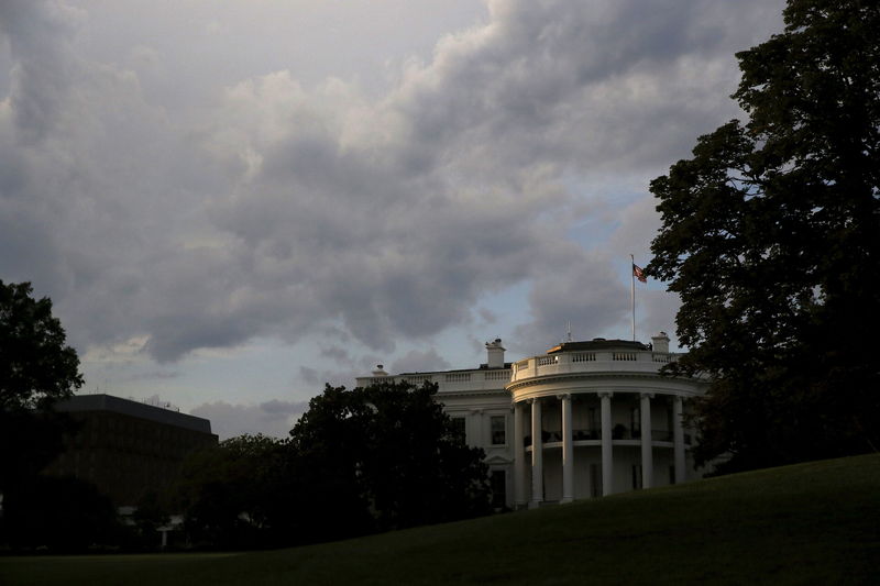 © Reuters. A general view of the South Lawn shows afternoon sun and clouds over the White House in Washington